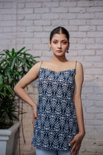 Load image into Gallery viewer, Blue printed sleeveless spaghetti strap top with white leaf-like patterns