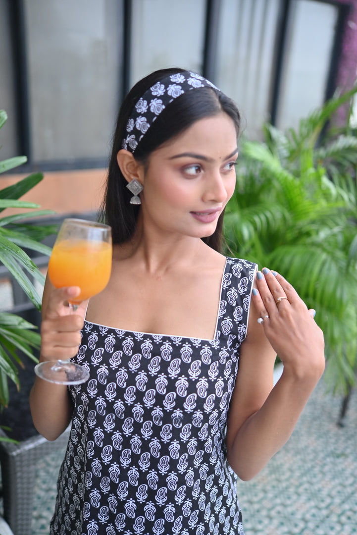 Black & White Sleeveless Printed Square Neck Tunic Top