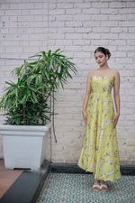 Load image into Gallery viewer, Floral Print Sleeveless Yellow Maxi Dress with Spaghetti Straps and Flared Hemline
