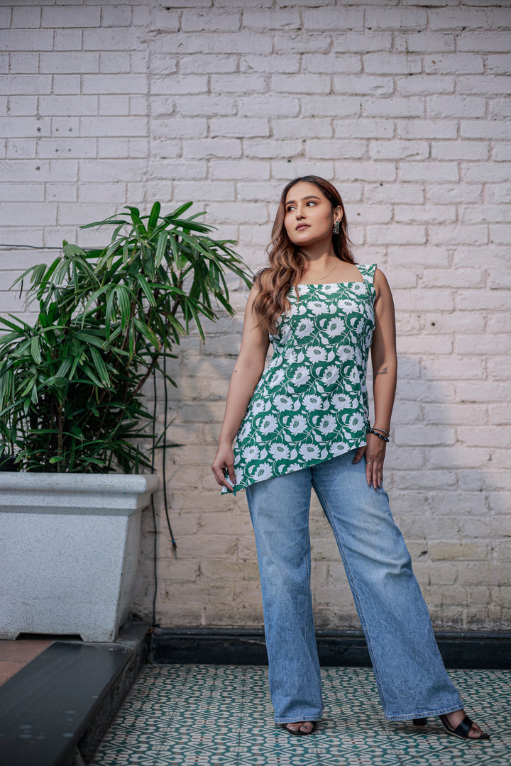 Green Floral Printed Sleeveless Spaghetti Strap Top Perfect for a Relaxed Occasion