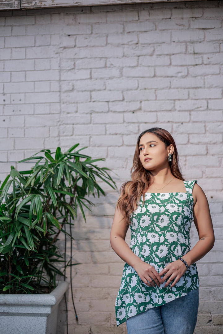Green Floral Printed Sleeveless Spaghetti Strap Top Perfect for a Relaxed Occasion